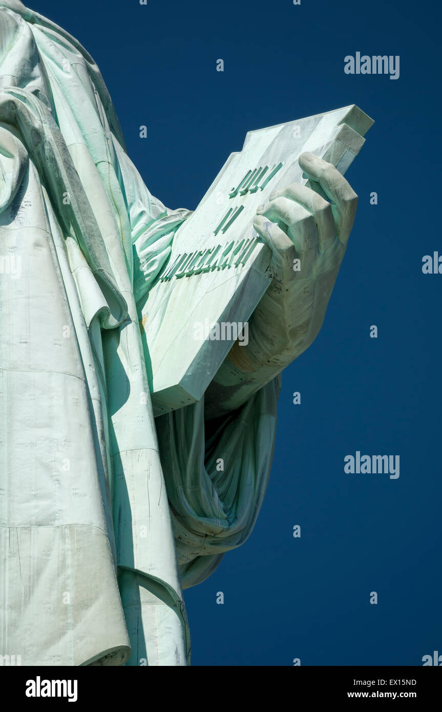 4. Juli 1776 Unabhängigkeitstag Tablet im Besitz der New Yorker Freiheitsstatue Nahaufnahme gegen strahlend blauen Himmel Stockfoto