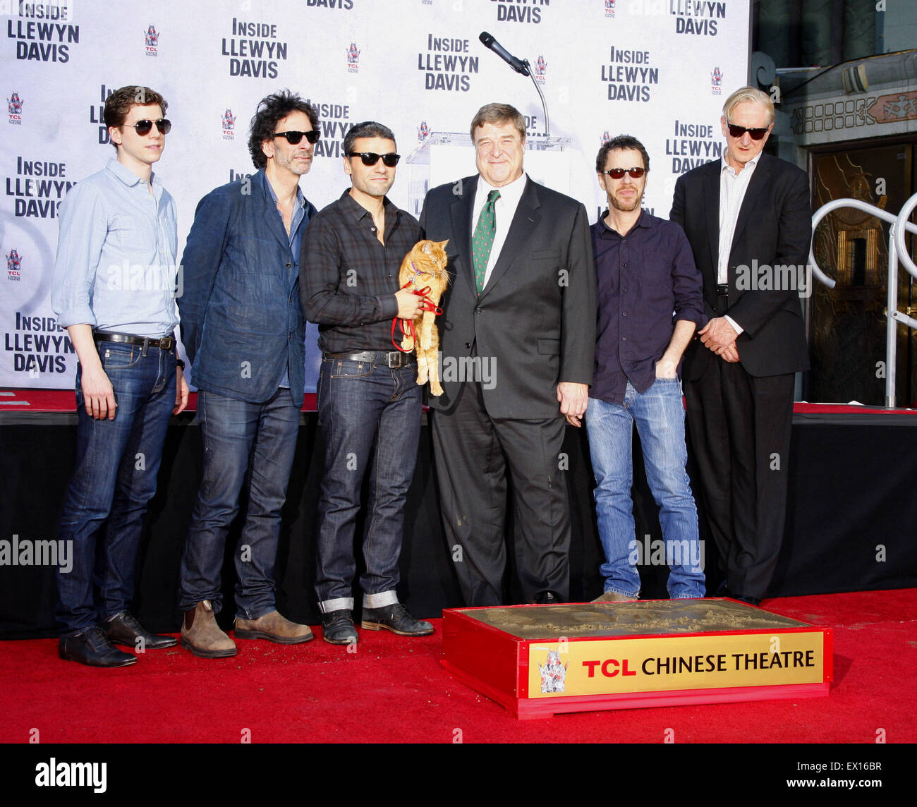 John Goodman, Oscar Isaac, Ethan und Joel Coen am John Goodman Handabdruck und Fußabdruck Zeremonie. Stockfoto