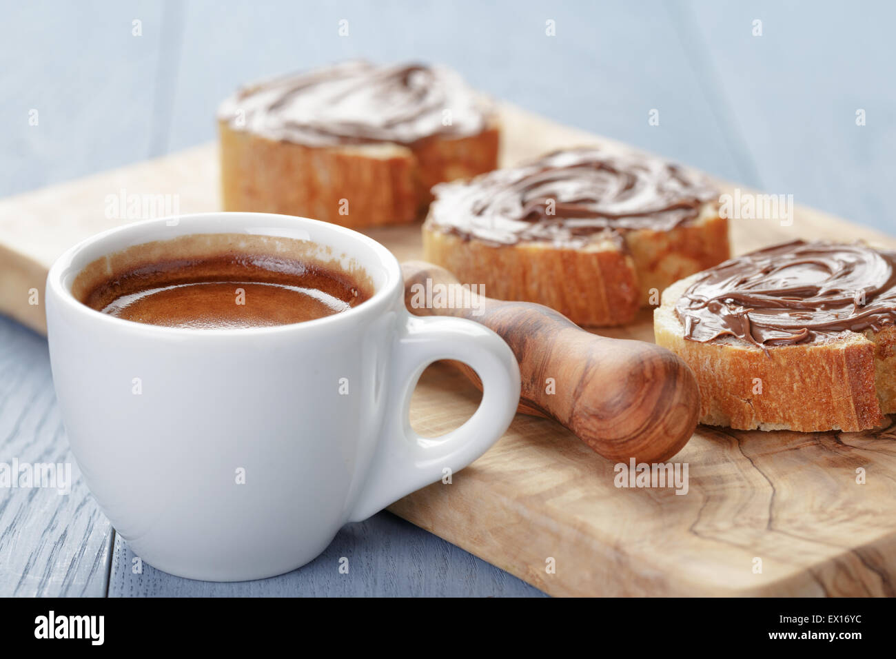 einfaches Frühstück mit Tasse Espresso und Baguette Scheiben Stockfoto