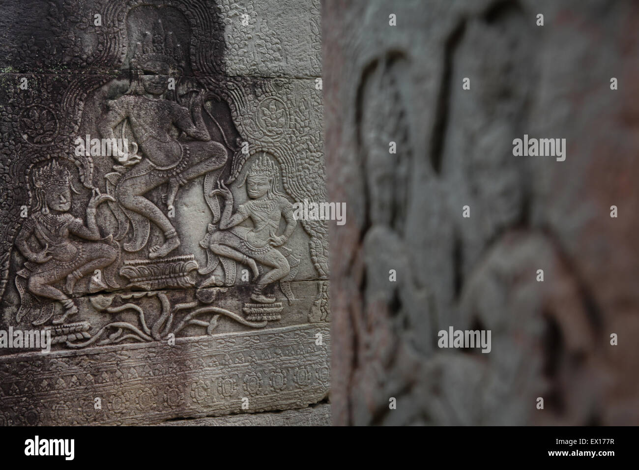 Details der Apsara Reliefs am Tempel Säulen der Prasat Bayon Tempel Angkor Thom, Siem Reap, Kambodscha. Stockfoto