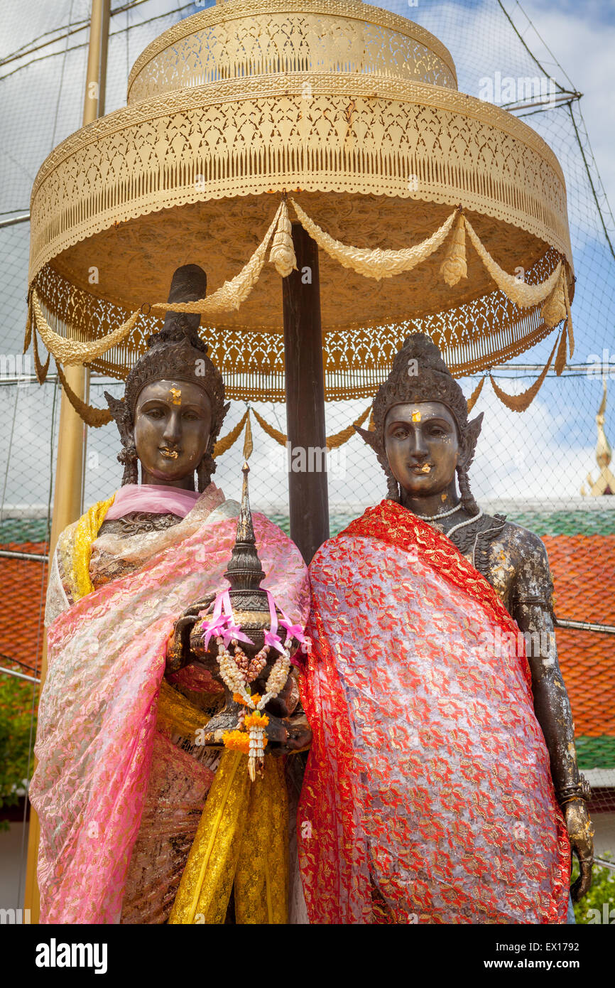 Die Statuen des Prinzen Thanakuman und Königin Hem Chala in der Nähe von Wat Mahathat Woramahawihan, Nakhon Si Thammarat, Thailand. Stockfoto