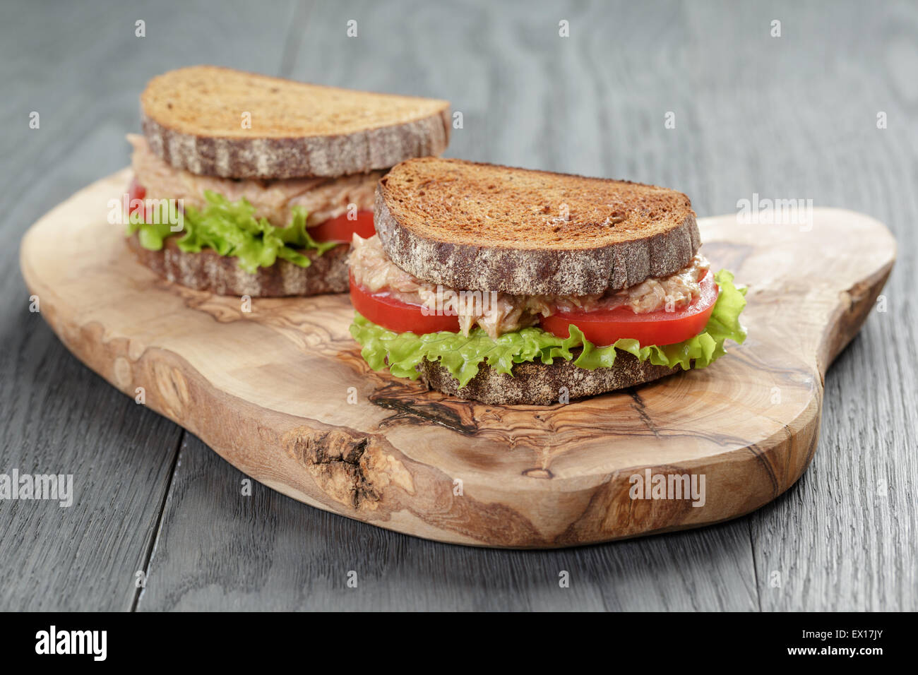 Sandwich mit Thunfisch und Gemüse auf Roggenbrot Stockfoto
