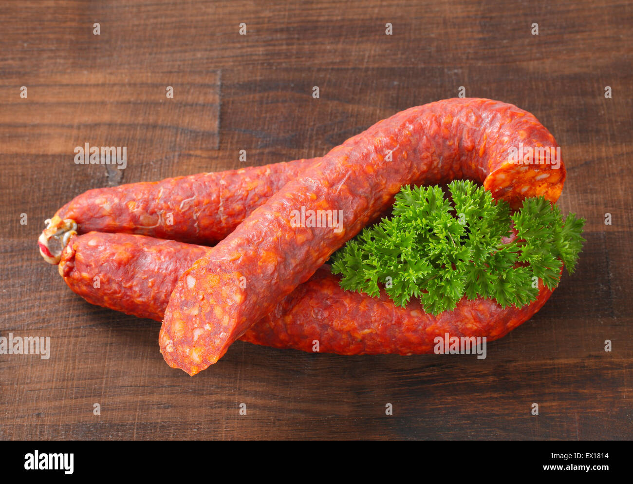 Trockenen Paprikawürste auf hölzernen Hintergrund Stockfoto