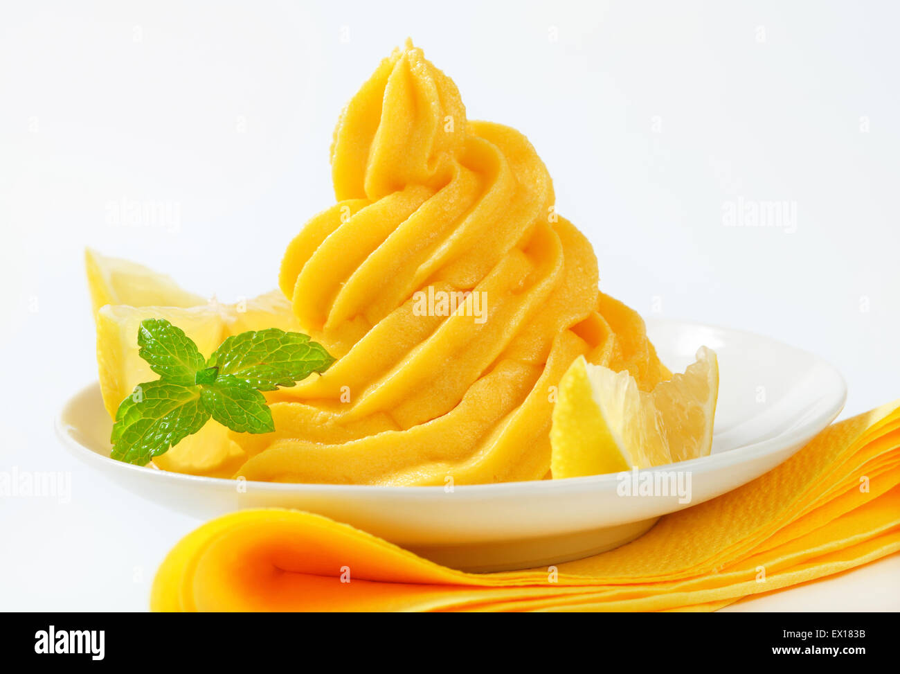 Strudel der gelbe Creme mit Zitronenvierteln garniert Stockfoto