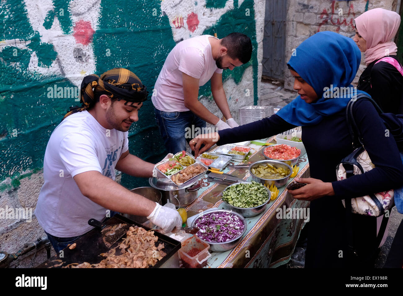 Palästinenser ein Iftar-Essen zu kaufen, ihr Fasten zu brechen, während Ramadan fest in der alten Stadt von Jerusalem Israel Stockfoto
