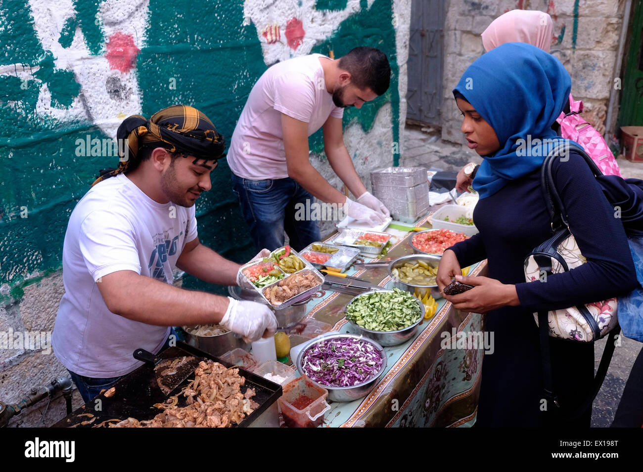 Palästinenser ein Iftar-Essen zu kaufen, ihr Fasten zu brechen, während Ramadan fest in der alten Stadt von Jerusalem Israel Stockfoto