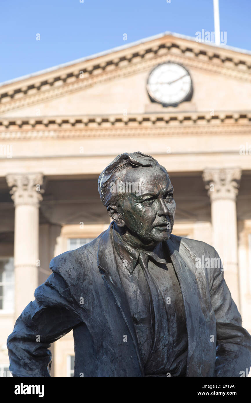 Großbritannien, Huddersfield, Bahnhof und Statue von Harold Wilson in St George Square. Entworfen vom Bildhauer Ian Walters und enthüllt Stockfoto