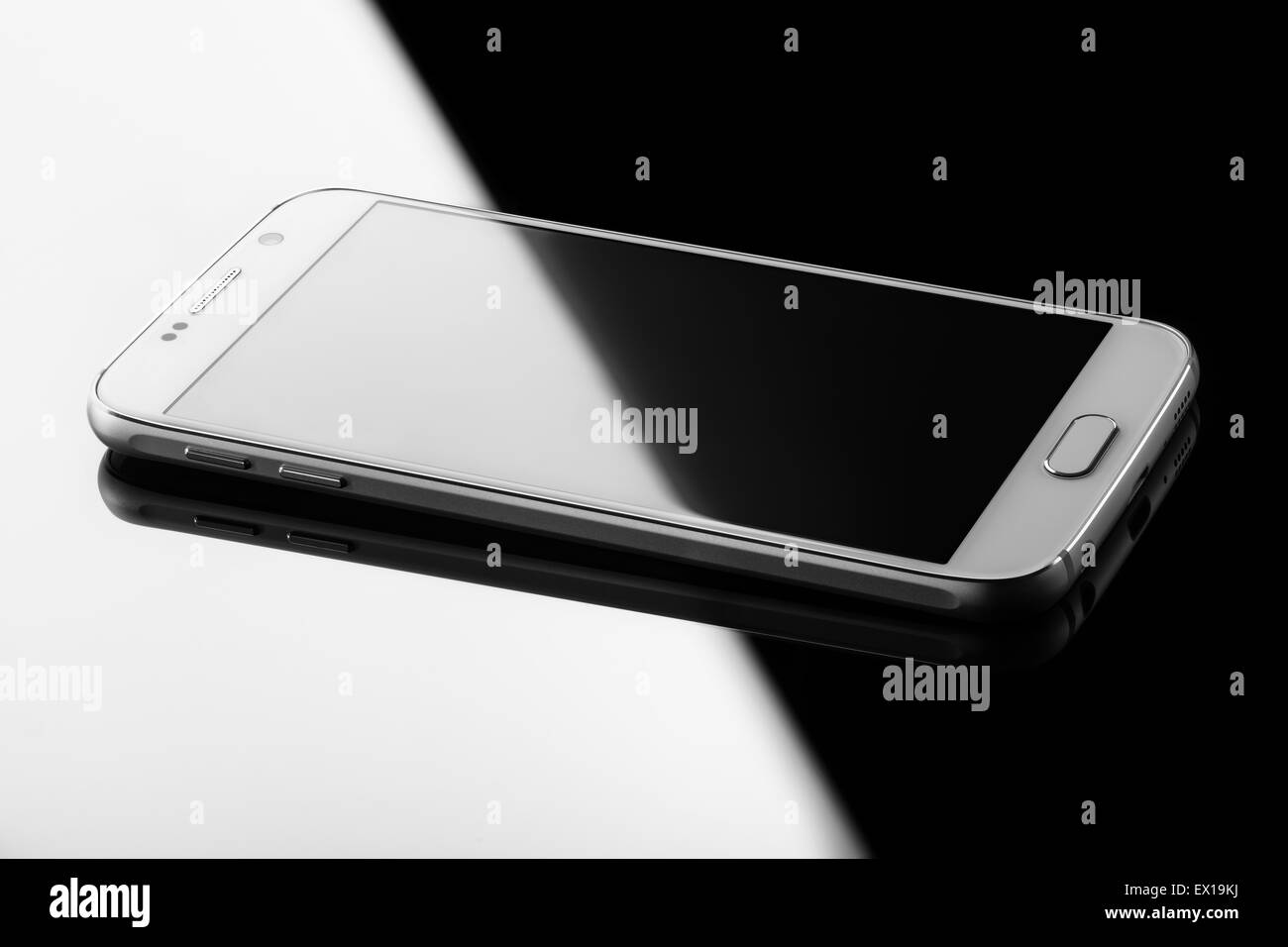 Smartphone auf der glänzenden Oberfläche Hintergrund Stockfoto