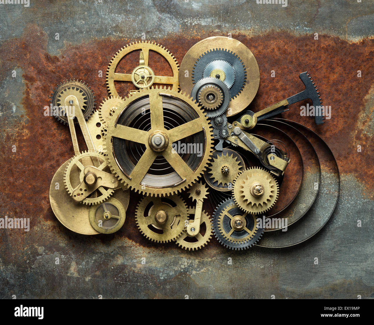 Metall-Collage des Uhrwerks auf rostigen Hintergrund Stockfoto