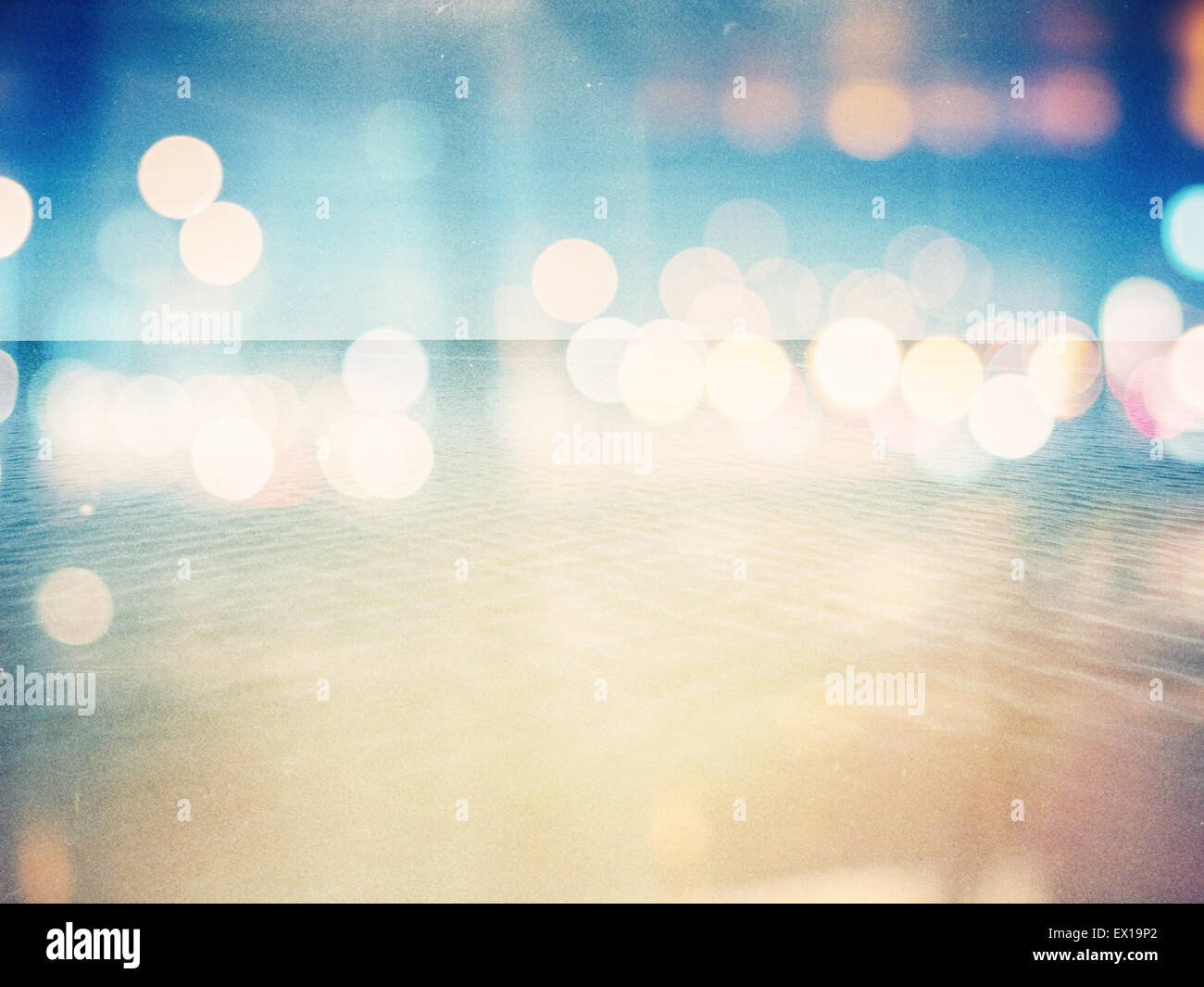 Retro-Fotohintergrund entworfen. Sonnigen Tag am Strand. Getreide, Staub, Farben als Vintage-Effekt hinzugefügt. Stockfoto