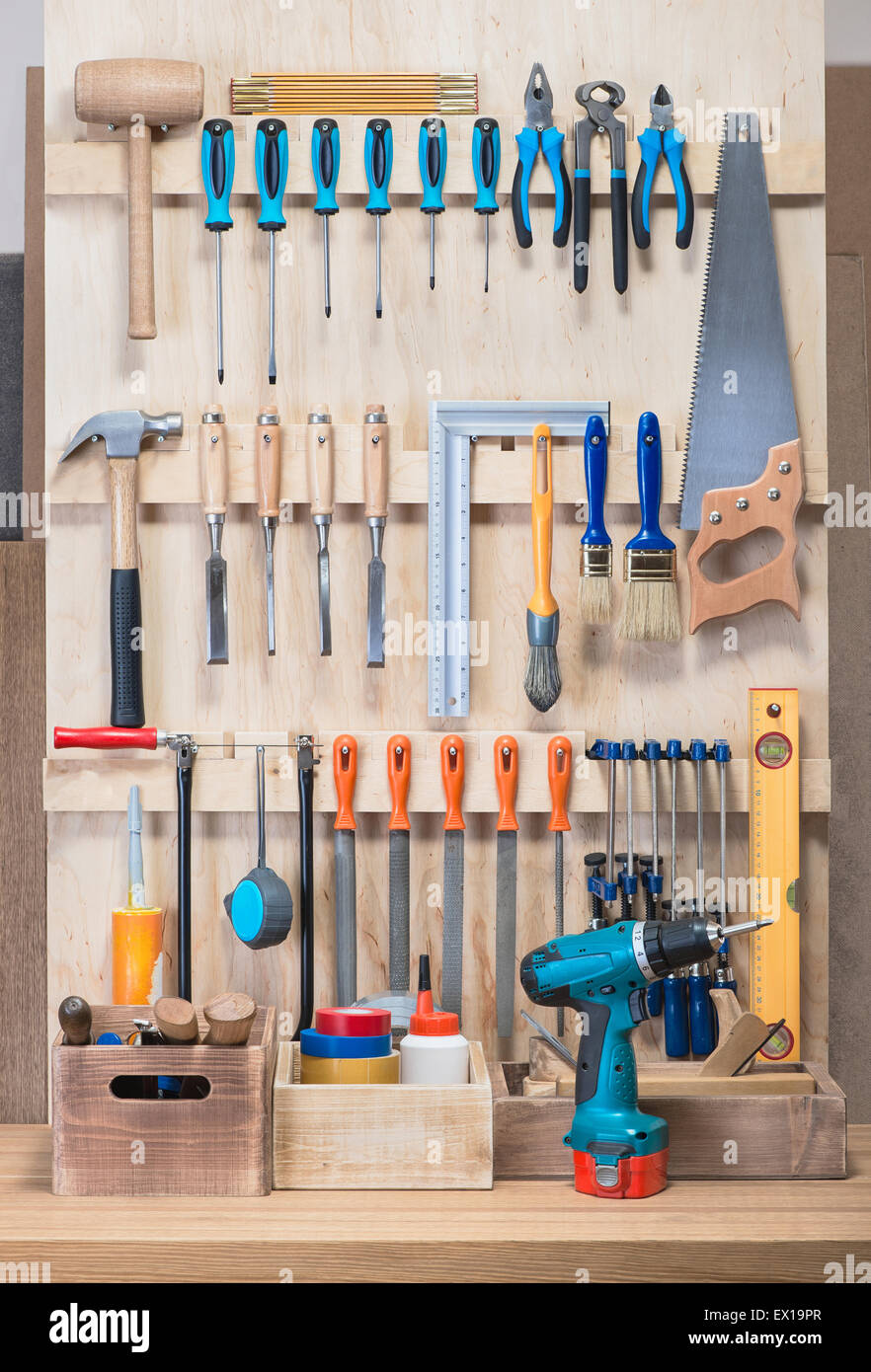 Garage Tool Rack mit verschiedenen Werkzeugen und Zubehör an Bord zu  reparieren Stockfotografie - Alamy