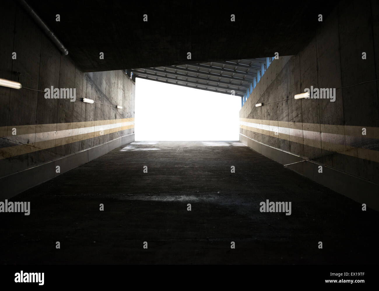 Garageneinfahrt, Betonwände, die rund um Stockfoto