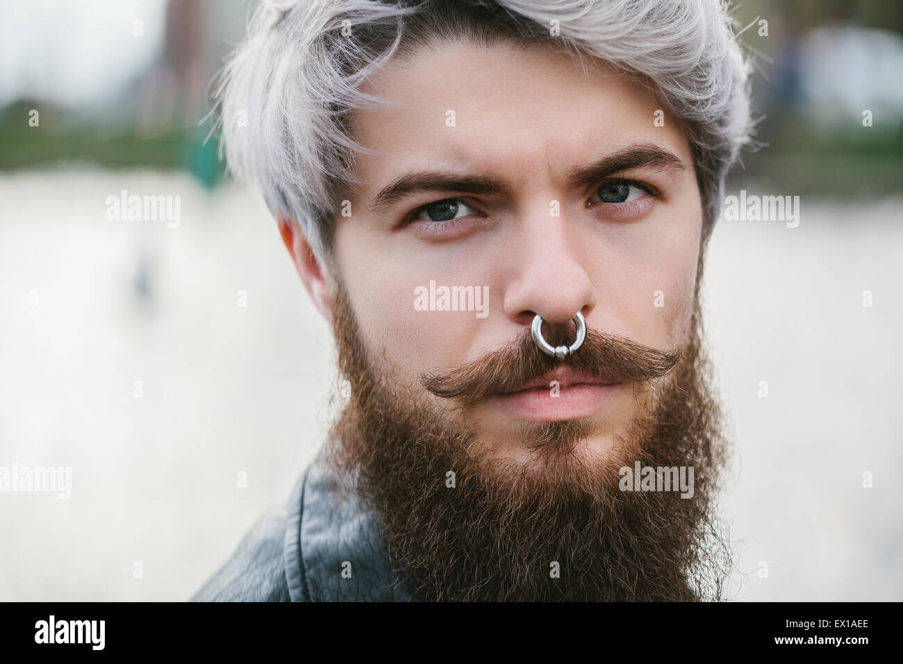 Bärtige Hipster mit Nasenring in Lederjacke Stockfoto