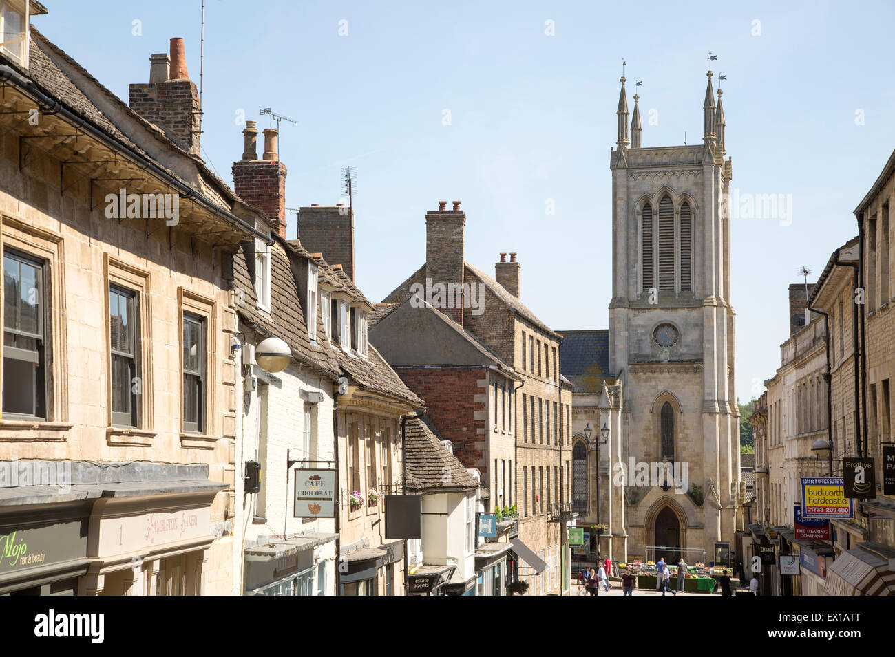 St. Michaels Kirchturm und Gebäude in Ironmonger Street, Stamford, Lincolnshire, England, UK Stockfoto