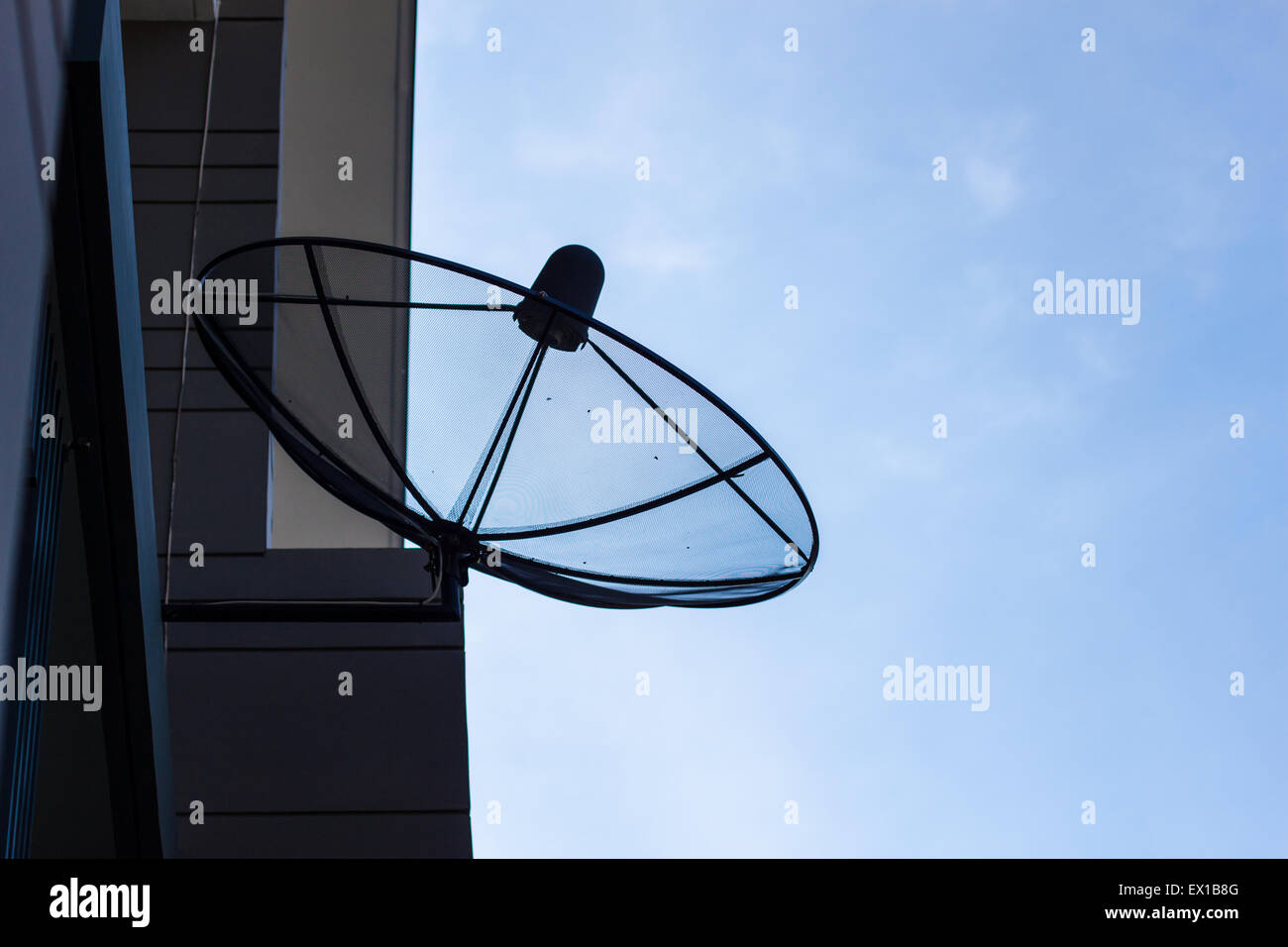 Satellitenschüssel im Dorf Stockfoto