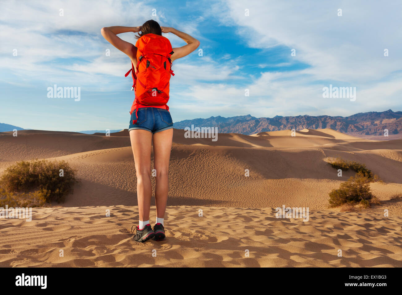 Mädchen Rucksack trägt, steht mit Death Valley view Stockfoto