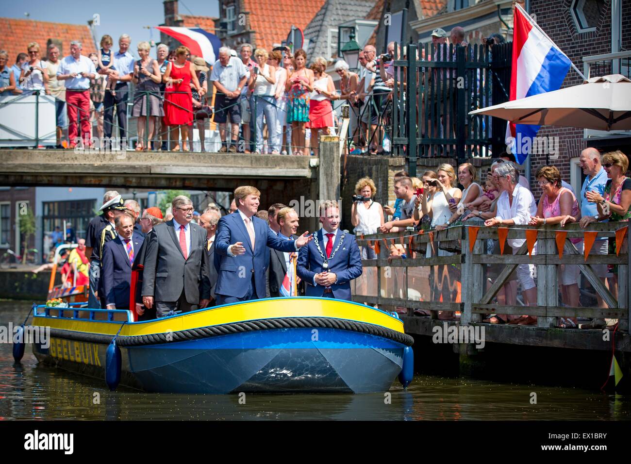 Oudewater, Niederlande. 3. Juli 2015. König Willem-Alexander von den Netherlands (C) besucht die 750-Jahrfeier der Stadt Oudewater, Niederlande, 3. Juli 2015. im Jahre 1572 war Oudewater eine der 12 Städte, die an der ersten freien Landtag teilnehmen. Der König besucht die Grote of Sint Michaelskerk, enthüllt eine Ortsrates und machte eine Bootsfahrt durch Oudewater. Foto: Patrick van Katwijk / POINT DE VUE - NO WIRE SERVICE - Kredit: Dpa picture-Alliance/Alamy Live News Stockfoto