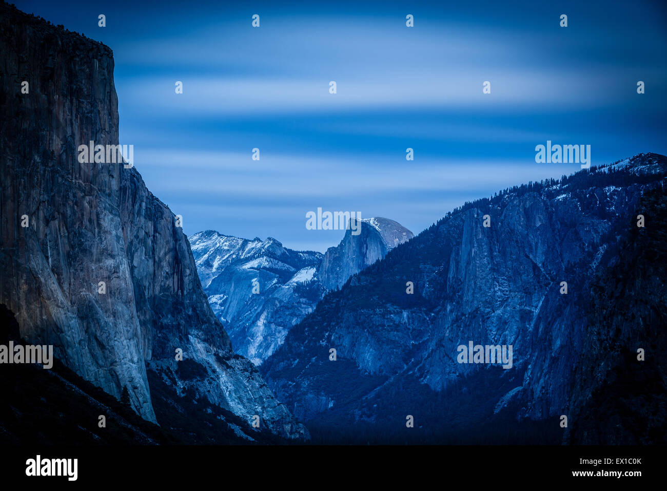 Yosemite Valley vom Tunnel View. Blau am späten Abend mit Schnee auf den Gipfeln Stockfoto