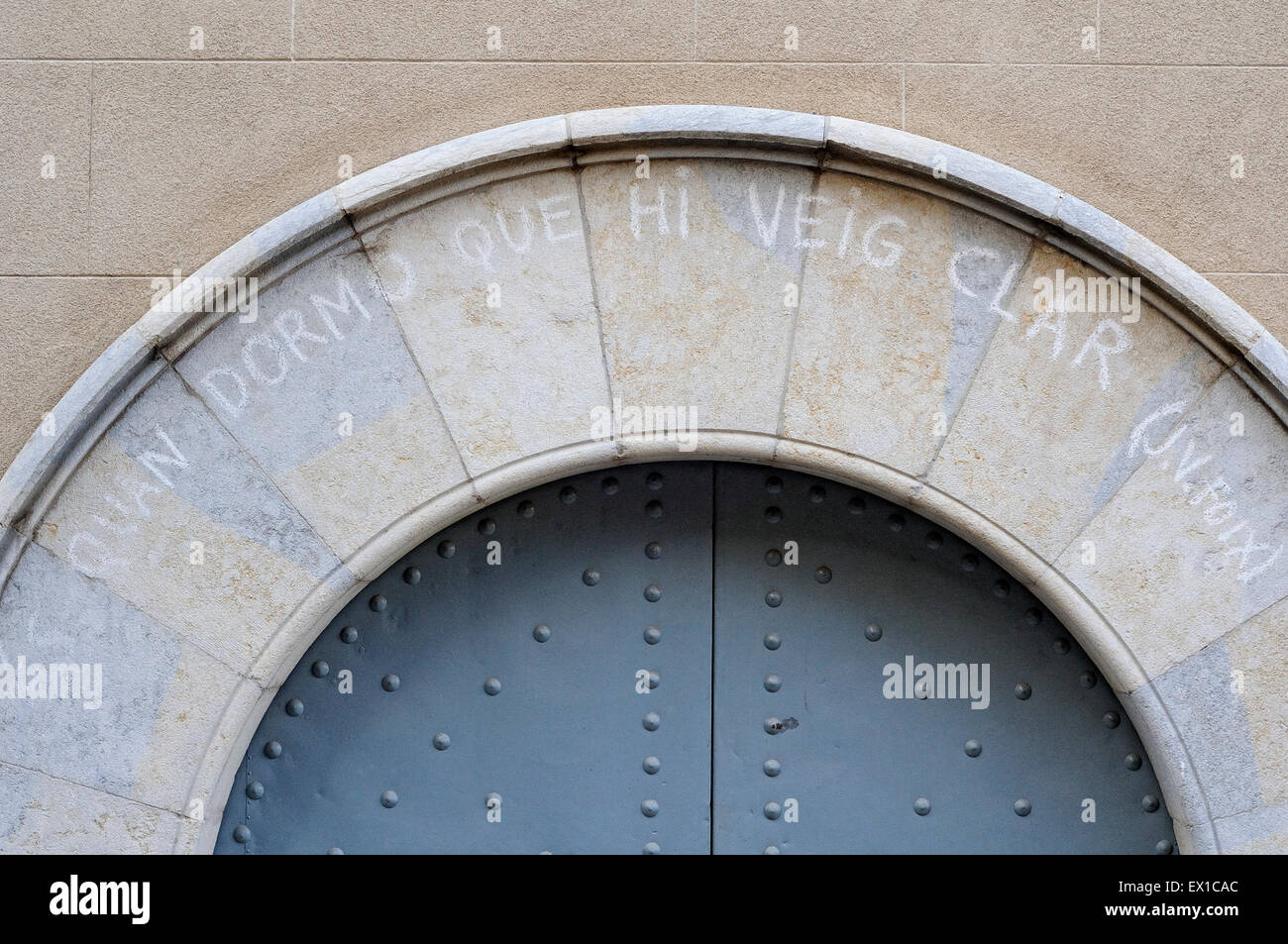Graffiti in katalanischer Sprache an einer Tür der Universität Girona, sagt: "Wenn ich schlafe ich klar sehen". Katalonien. Spanien. Stockfoto