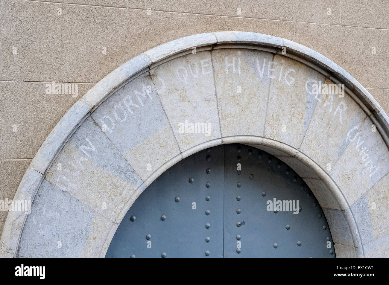 Graffiti in katalanischer Sprache an einer Tür der Universität Girona, sagt: "Wenn ich schlafe ich klar sehen". Katalonien. Spanien. Stockfoto