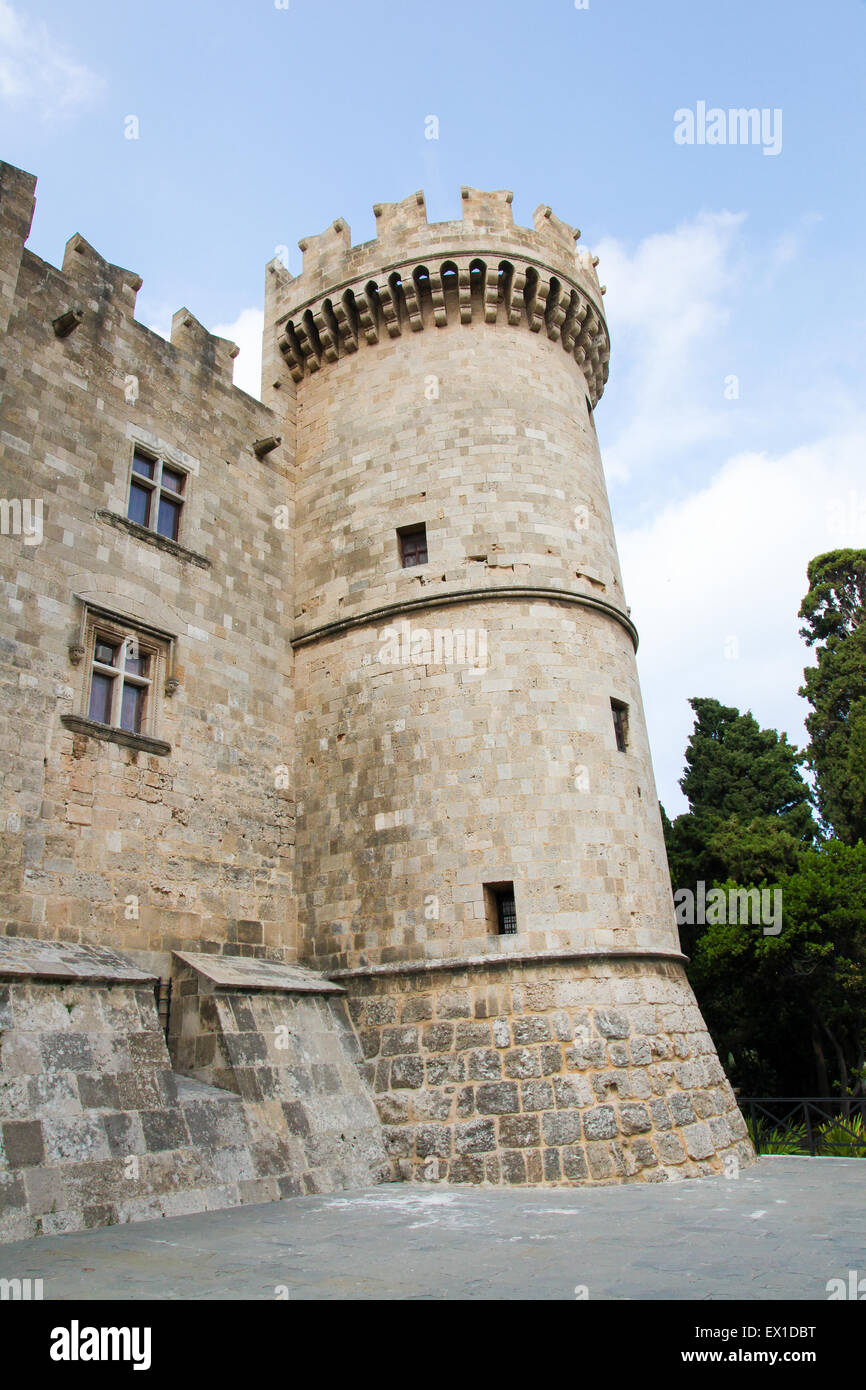 Turm des Palastes des Großmeisters der Ritter von Rhodos, eine mittelalterliche Burg der Johanniter-Ritter auf der Insel Stockfoto