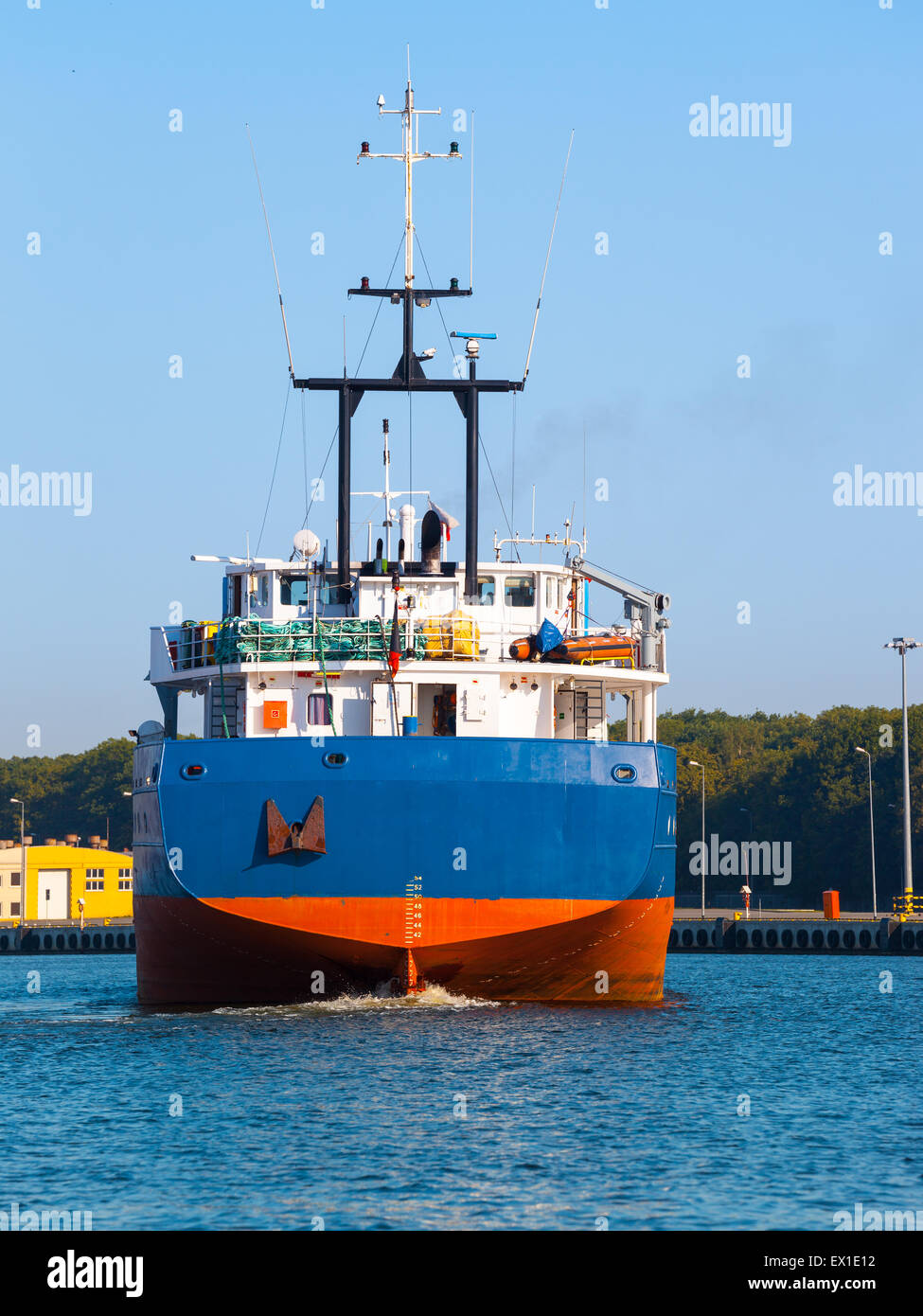 Frachter im Hafen - Sicht nach hinten. Stockfoto