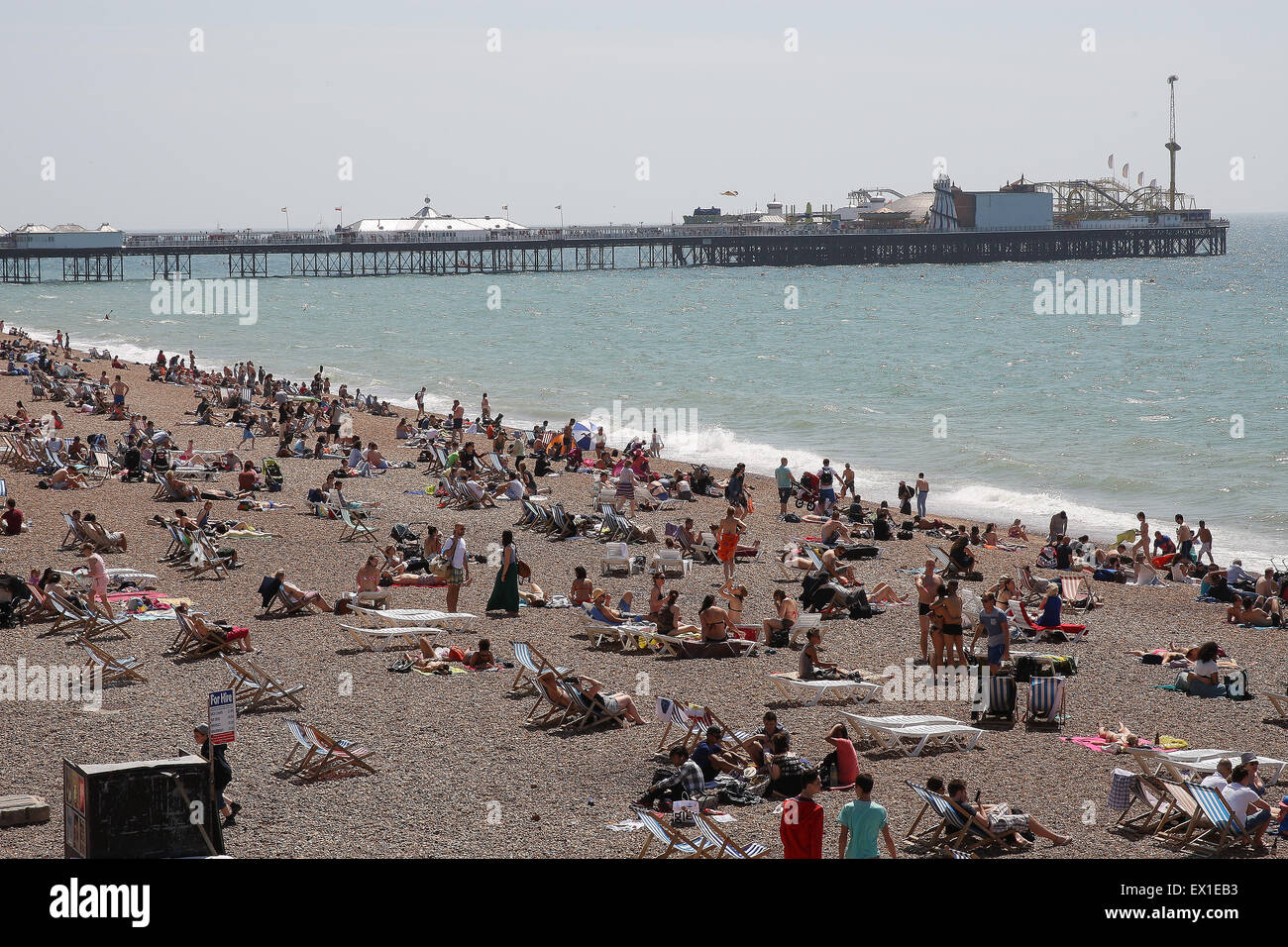 Brighton Beach, Urlauber genießen Sie einen heißen Sommertag, Juli 2015 Stockfoto