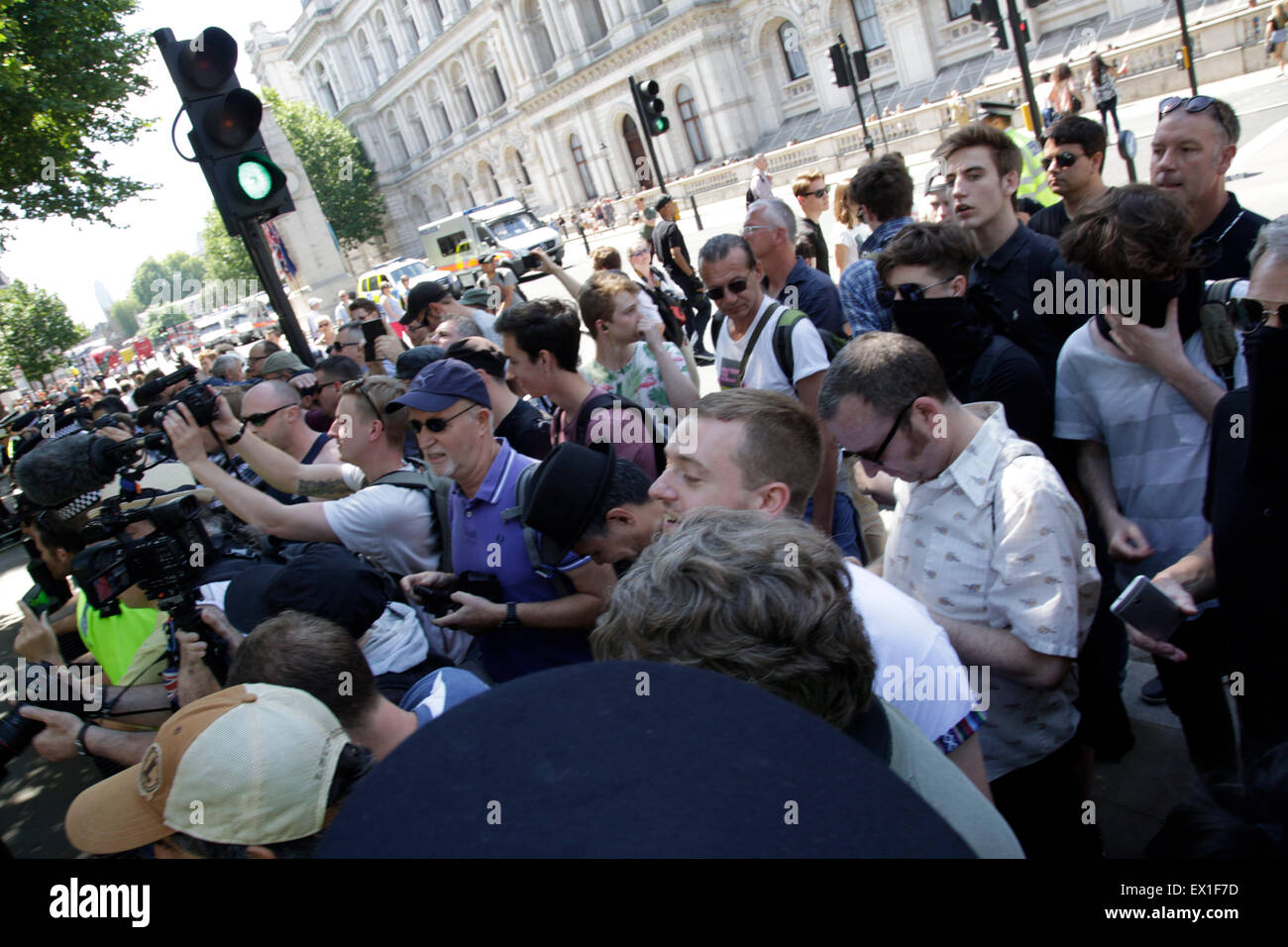 Westminster, London, UK, 4. Juli 2015. Massen von Zähler Demonstranten schreien auf die rechten Demonstranten Credit: fantastische Kaninchen/Alamy Live News Stockfoto