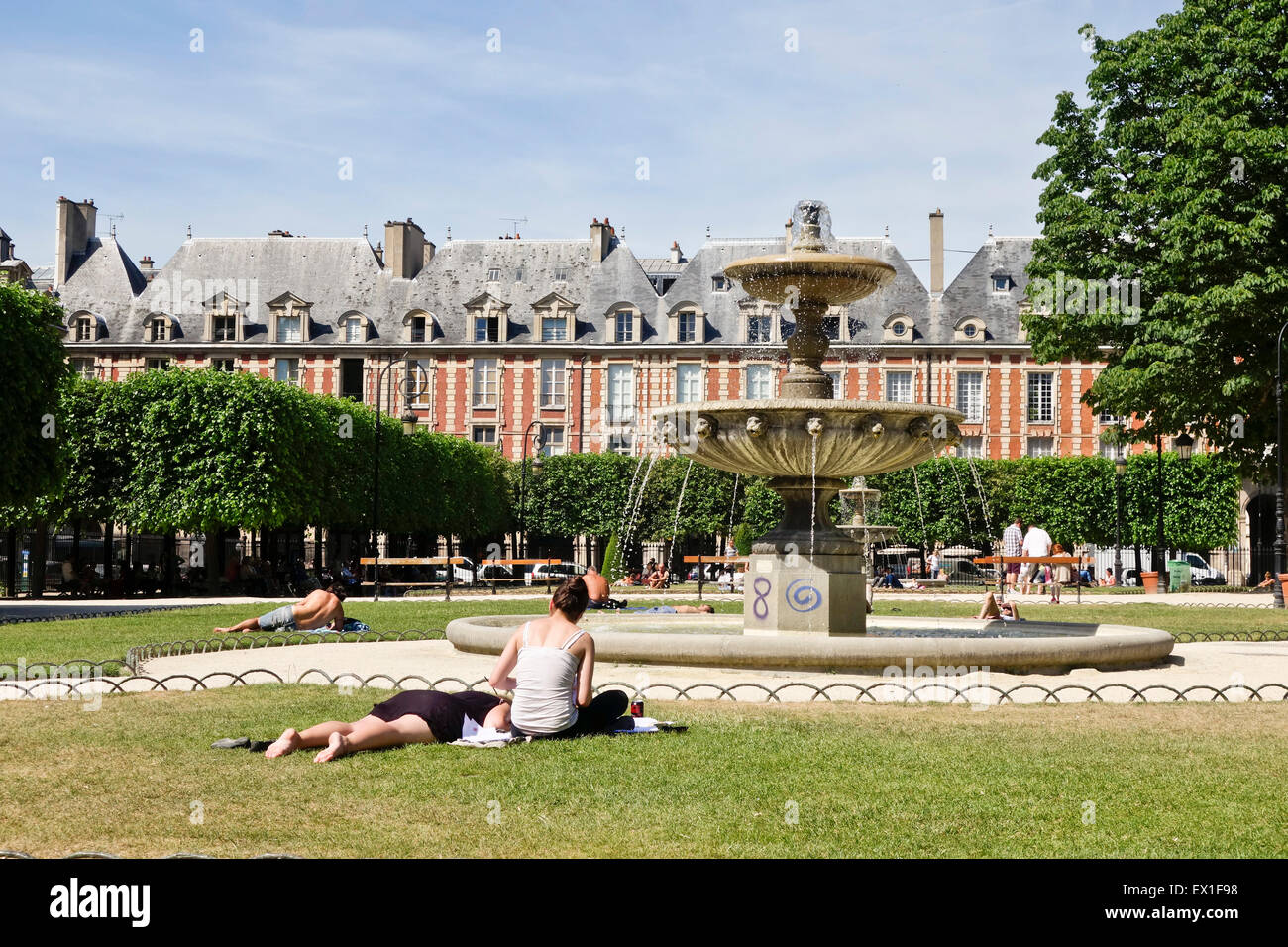 Touristen im Sommer Hitzewelle in der Nähe von Brunnen am ältesten Platz, Place des Vosges, Paris, Frankreich. Stockfoto