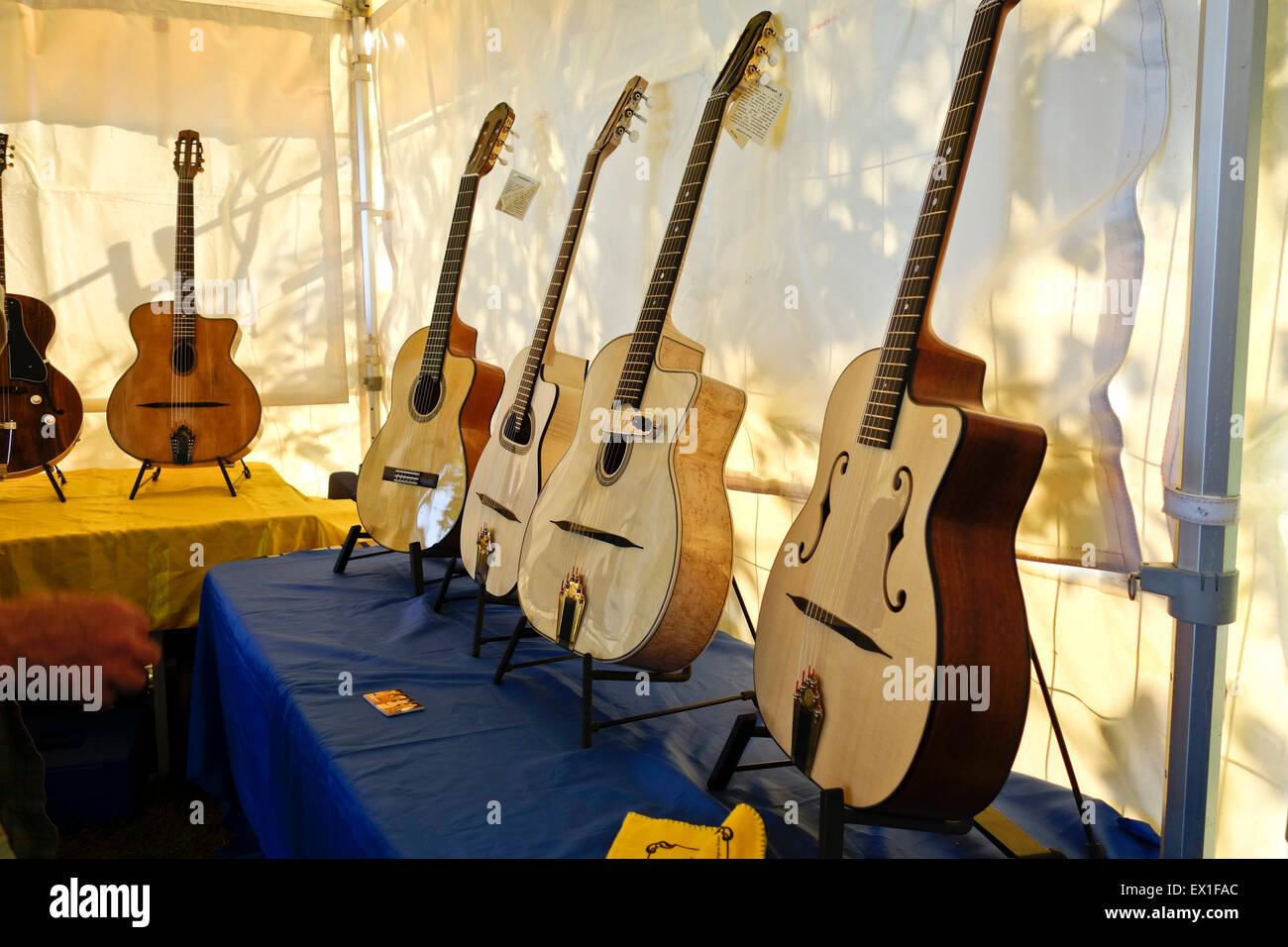Gitarre-stand, Gitarrenbauer, Anzeigen von Gypsy Gitarren am Festival Django Reinhardt, Samois-Sur-Seine, Frankreich. Stockfoto