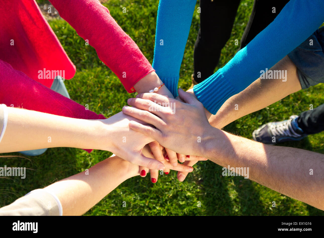 Detail der Gruppe befreundeter häufen sich Hände als Einheit Eid Stockfoto