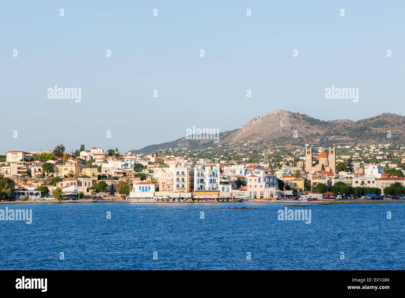 Aegina Hafen vor blauem Himmel im Saronischen Golf in Griechenland Stockfoto
