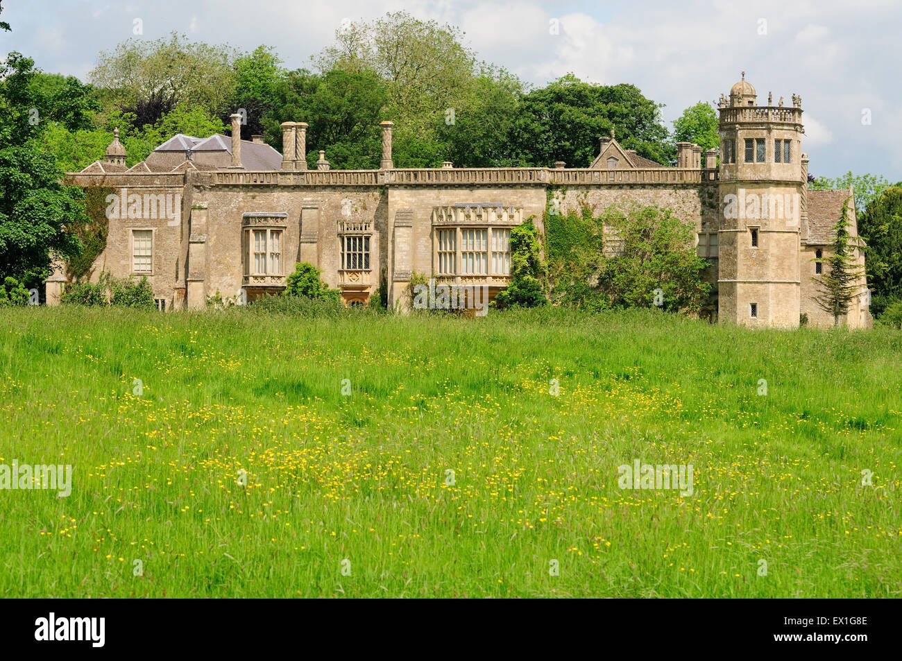 Lacock Abbey, von einer öffentlichen Straße aus gesehen. Stockfoto