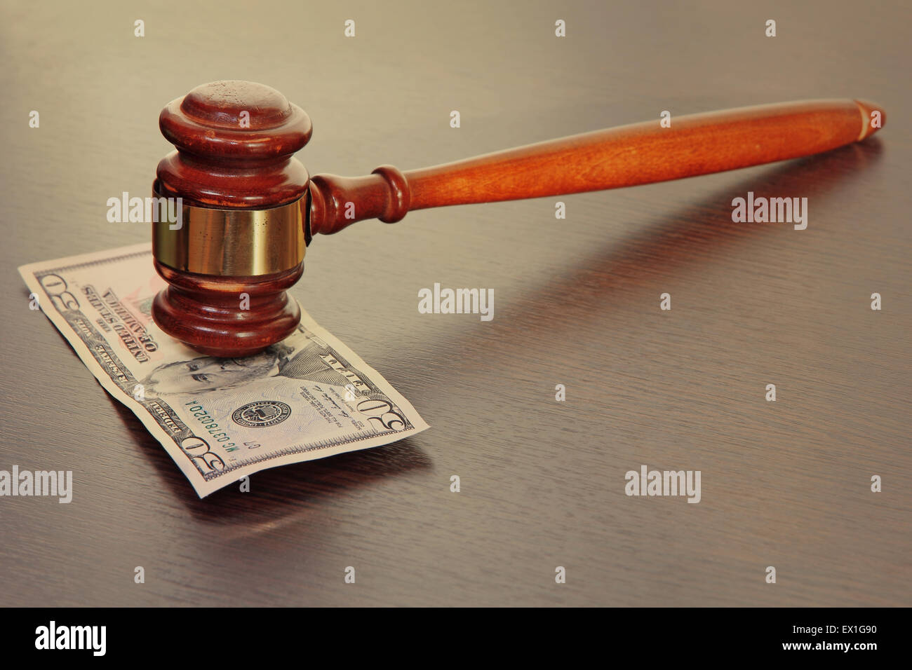 Beurteilen Sie Hammer und fünfzig Dollar Banknote auf Holztisch. Durchtrainierten Bild. Stockfoto