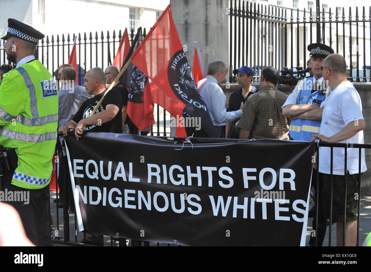 Whitehall, London, UK. 4. Juli 2015. anti-semitischen Gruppenphase protestieren Sie gegenüberliegenden Downing Street, größere Theke Demonstration. Stockfoto