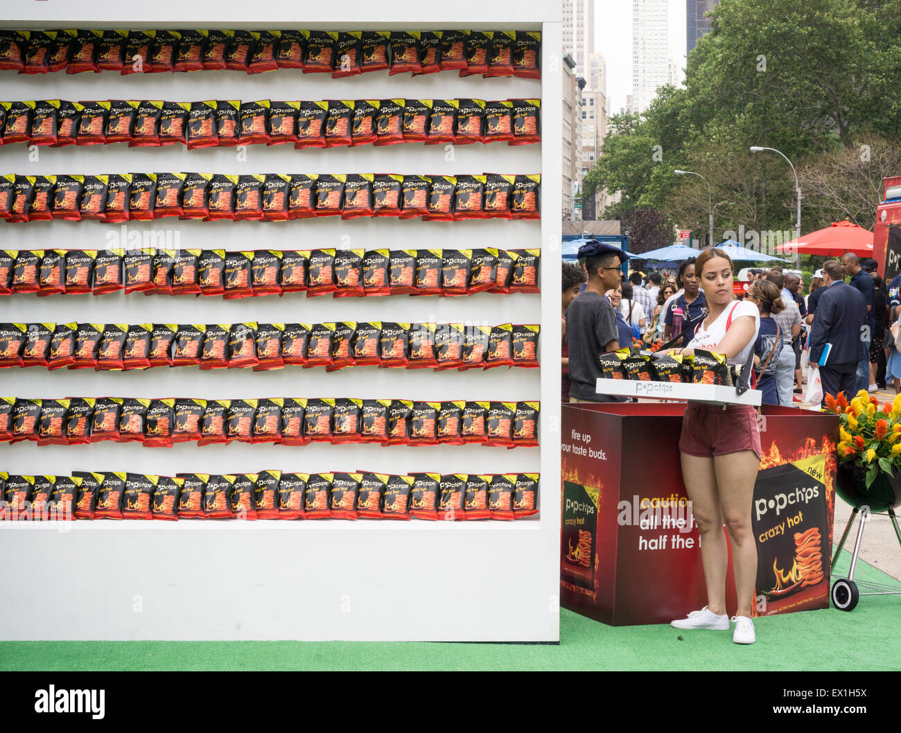 Popchips fördert ihre "Verrückten heißen" Aroma-Snack im Flatiron Plaza in New York am Mittwoch, 1. Juli 2015. Das Snack-Unternehmen fertigt Kartoffeln und Mais-Chips mit Hitze und Druck ohne Öl, was zu weniger Kalorien, gesünderen Snack. Verschiedene prominente gebilligt und investierte in das Unternehmen, wie Ashton Kutcher und Katy Perry. (© Richard B. Levine) Stockfoto