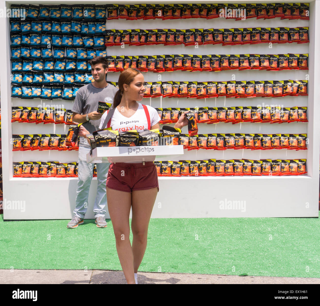 Popchips fördert ihre "Verrückten heißen" Aroma-Snack im Flatiron Plaza in New York am Mittwoch, 1. Juli 2015. Das Snack-Unternehmen fertigt Kartoffeln und Mais-Chips mit Hitze und Druck ohne Öl, was zu weniger Kalorien, gesünderen Snack. Verschiedene prominente gebilligt und investierte in das Unternehmen, wie Ashton Kutcher und Katy Perry. (© Richard B. Levine) Stockfoto