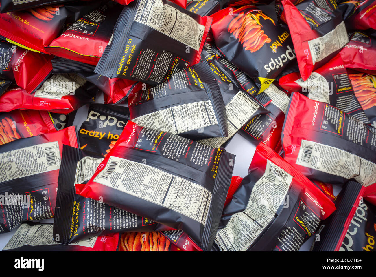 Popchips fördert ihre "Verrückten heißen" Aroma-Snack im Flatiron Plaza in New York am Mittwoch, 1. Juli 2015. Das Snack-Unternehmen fertigt Kartoffeln und Mais-Chips mit Hitze und Druck ohne Öl, was zu weniger Kalorien, gesünderen Snack. Verschiedene prominente gebilligt und investierte in das Unternehmen, wie Ashton Kutcher und Katy Perry. (© Richard B. Levine) Stockfoto