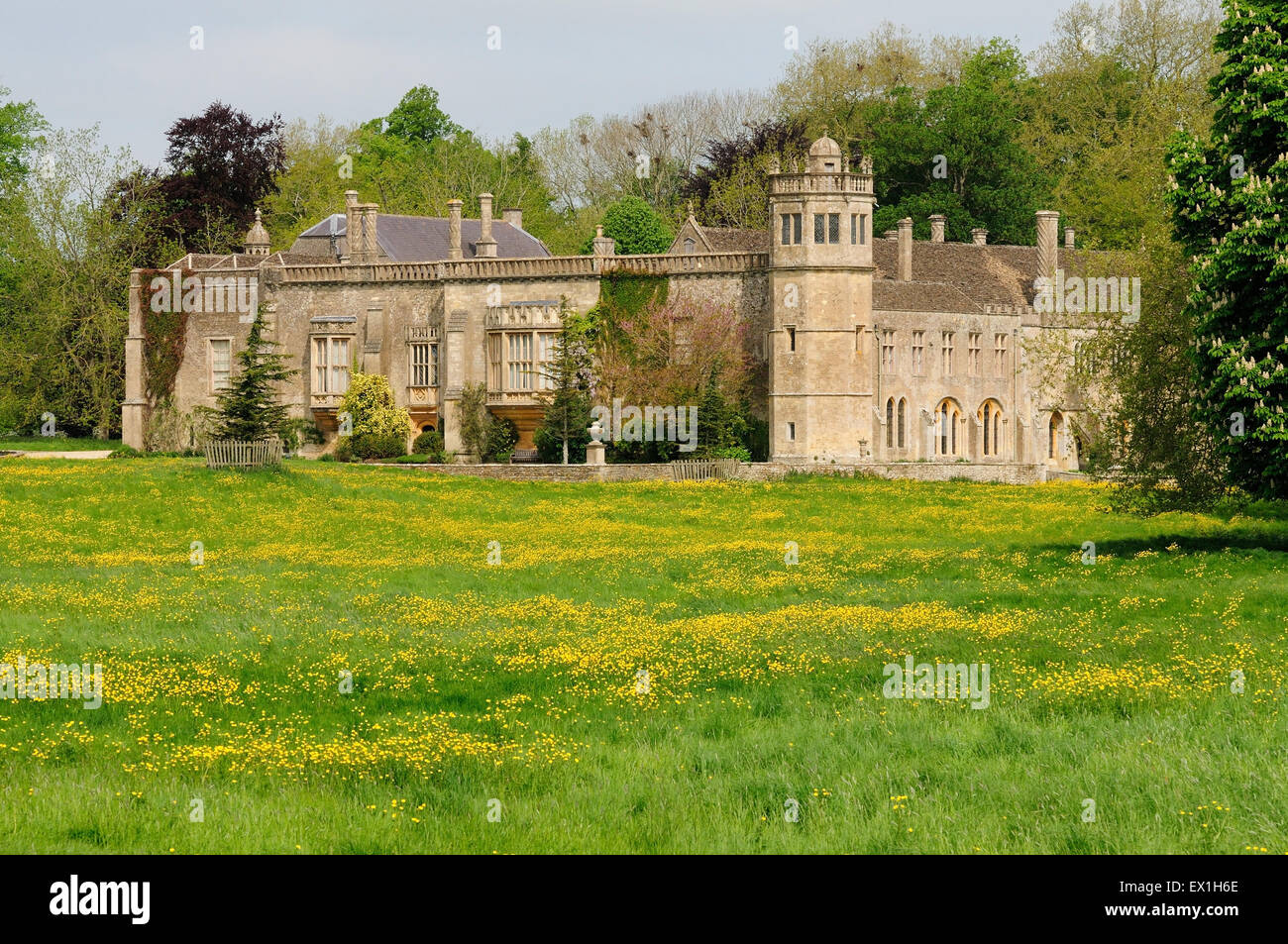 Lacock Abbey, von einer öffentlichen Straße aus gesehen. Stockfoto