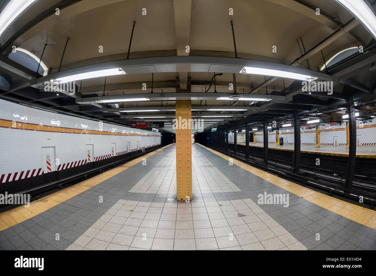 14th Street u-Bahn-Bahnsteig auf der IND-Linie in New York auf Freitag, 3. Juli 2015 zu leeren. (© Richard B. Levine) Stockfoto