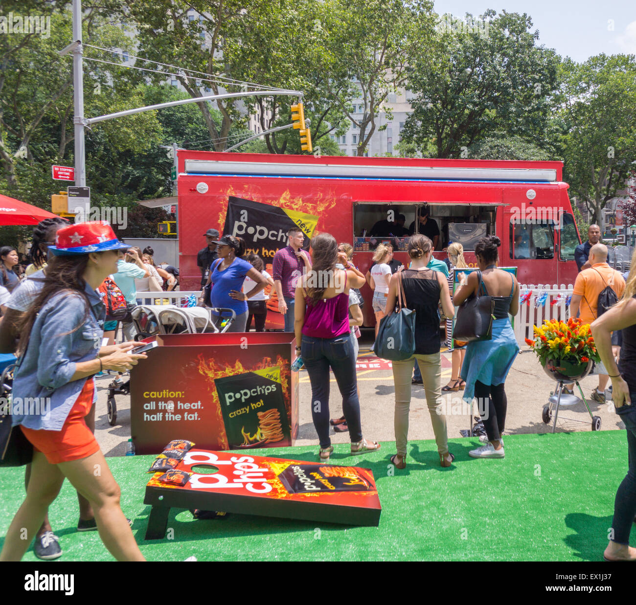 Popchips fördert ihre "Verrückten heißen" Aroma-Snack im Flatiron Plaza in New York am Mittwoch, 1. Juli 2015. Das Snack-Unternehmen fertigt Kartoffeln und Mais-Chips mit Hitze und Druck ohne Öl, was zu weniger Kalorien, gesünderen Snack. Verschiedene prominente gebilligt und investierte in das Unternehmen, wie Ashton Kutcher und Katy Perry. (© Richard B. Levine) Stockfoto