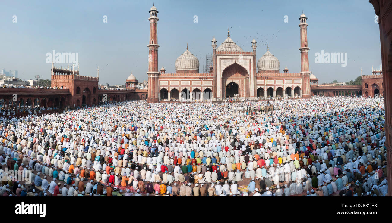 Panorama-Aufnahme des Festivals von Eid-Ul-Fitr gefeiert in der Jama Masjid Moschee in Alt-Delhi, Indien. Stockfoto