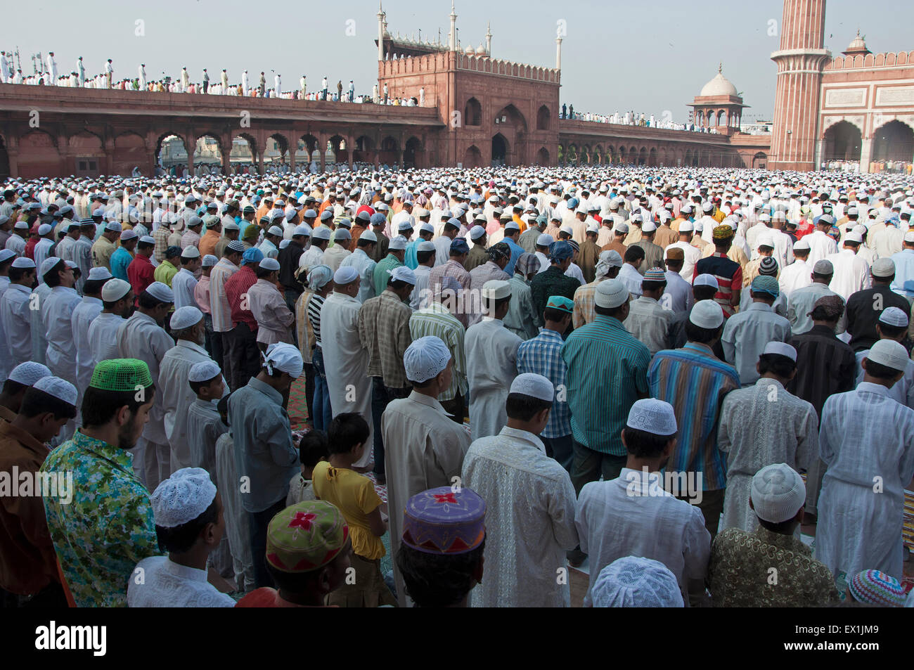 Manner Beten Wahrend Des Festivals Von Eid Ul Fitr Gefeiert In Der Jama Masjid Moschee In Alt Delhi Indien Stockfotografie Alamy
