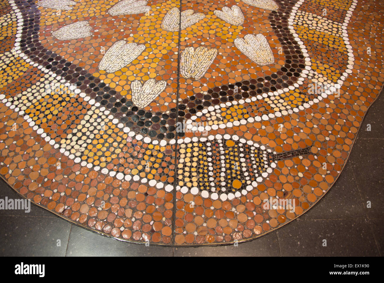 Australien, NT, Alice Springs. Detail der Aborigines Kunst, Mosaikboden mit emu Fußabdruck und Snake Design. Stockfoto