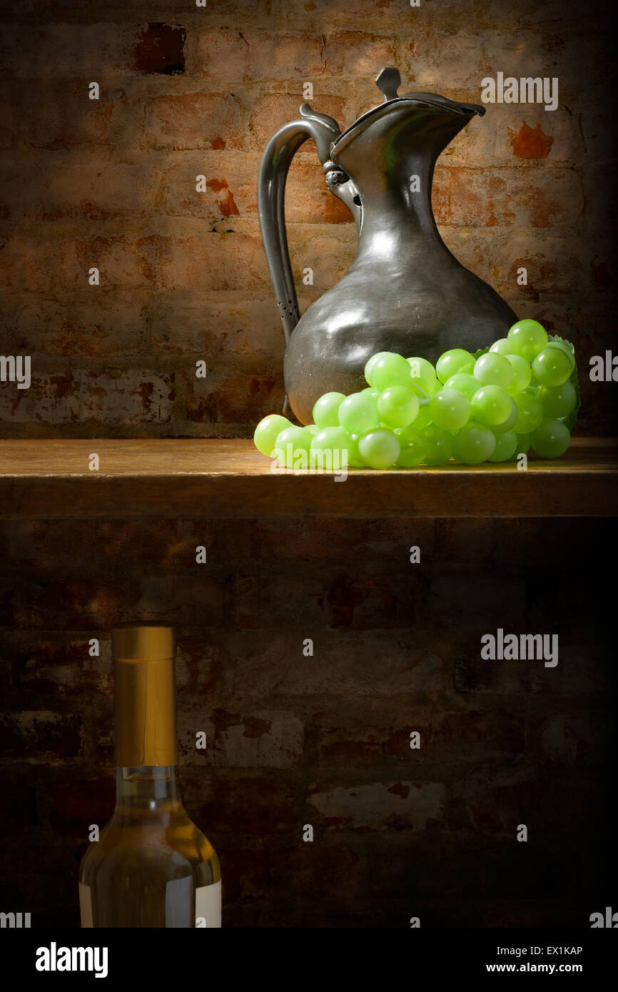 Stillleben mit einem Metall Krug und Weintraube auf einem Regal vor einem abgenutzten Ziegel Wand Hintergrund.  Es gibt auch eine Flasche Wein Stockfoto
