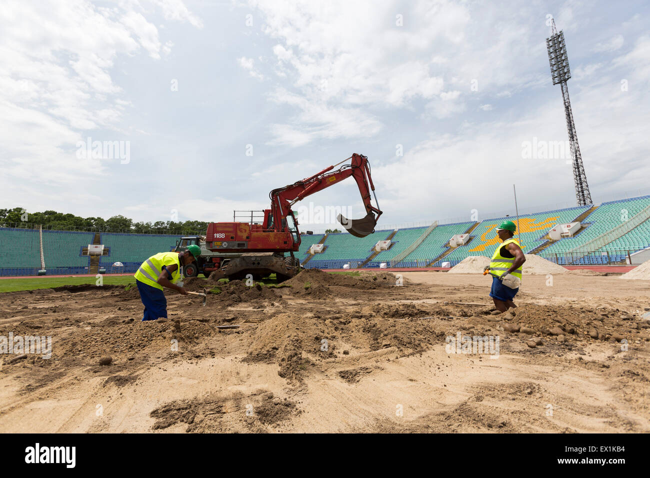 Sofia, Bulgarien - 8. Juni 2015: Arbeitnehmer sind Bulgariens Nationalstadion "Vasil Levski" als Bestandteil der gesamten Renovati Reparatur Stockfoto