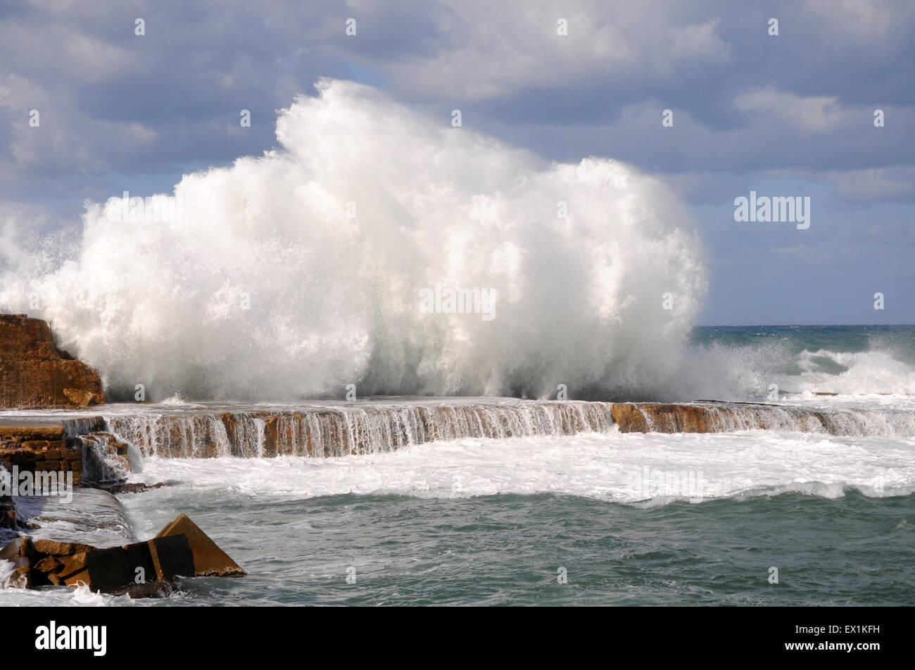 Welle brechen auf Rampe Stockfoto
