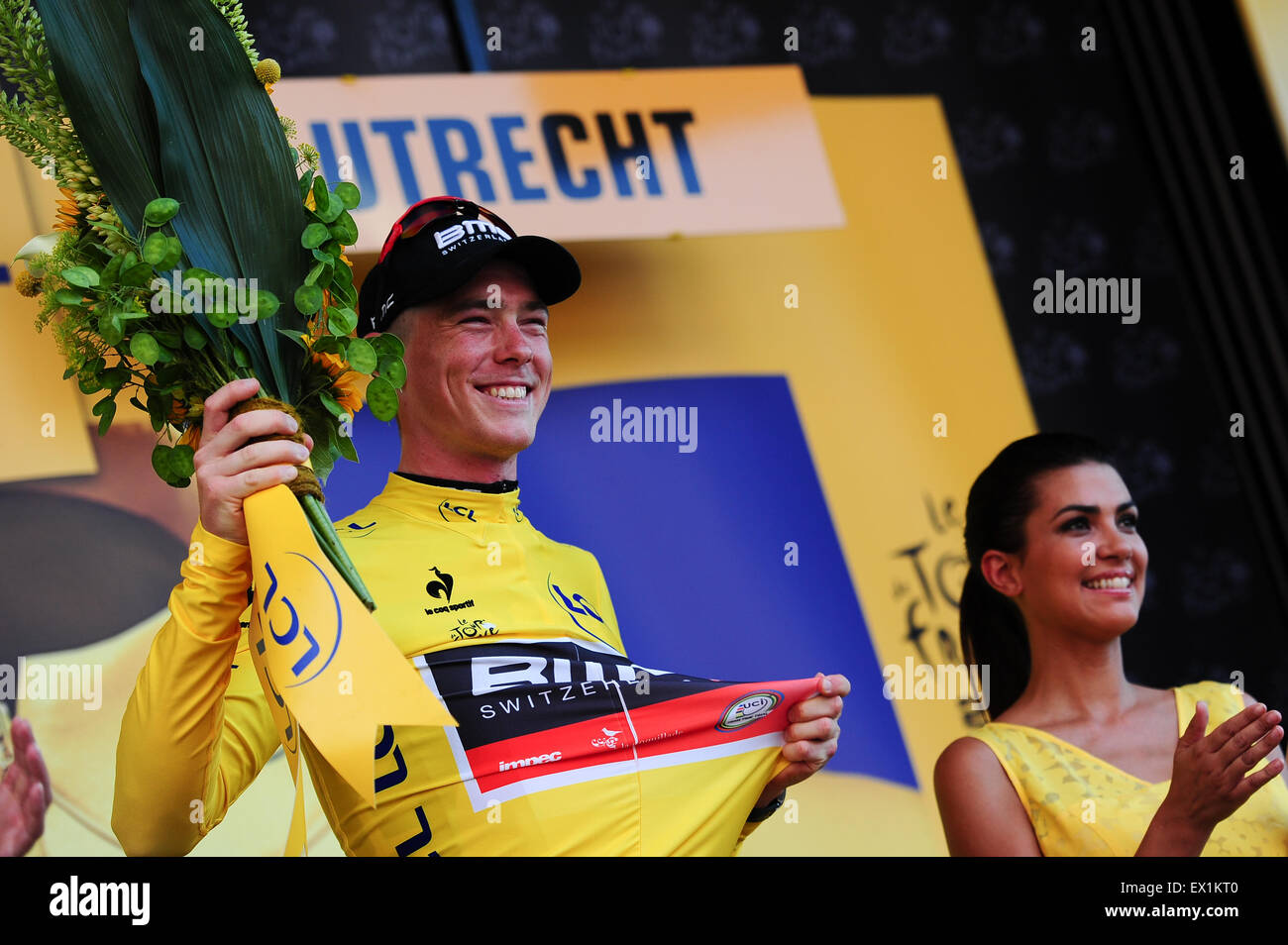 Utrecht, Niederlande. 4. Juli 2015. BMC Racing Team-Fahrer Rohan Dennis Australiens trägt das gelbe Trikot nach dem Gewinn der Stufe 1 der Tour de France in Utrecht, Holland. Foto: Miroslav Dakov / Alamy Live News Stockfoto