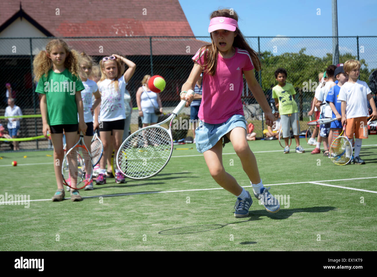 Kinder Line-up um zu treffen mit britischen Tennisstars in Wimbledon Park auf halbem Weg durch die Wimbledon Tennis Championships Stockfoto