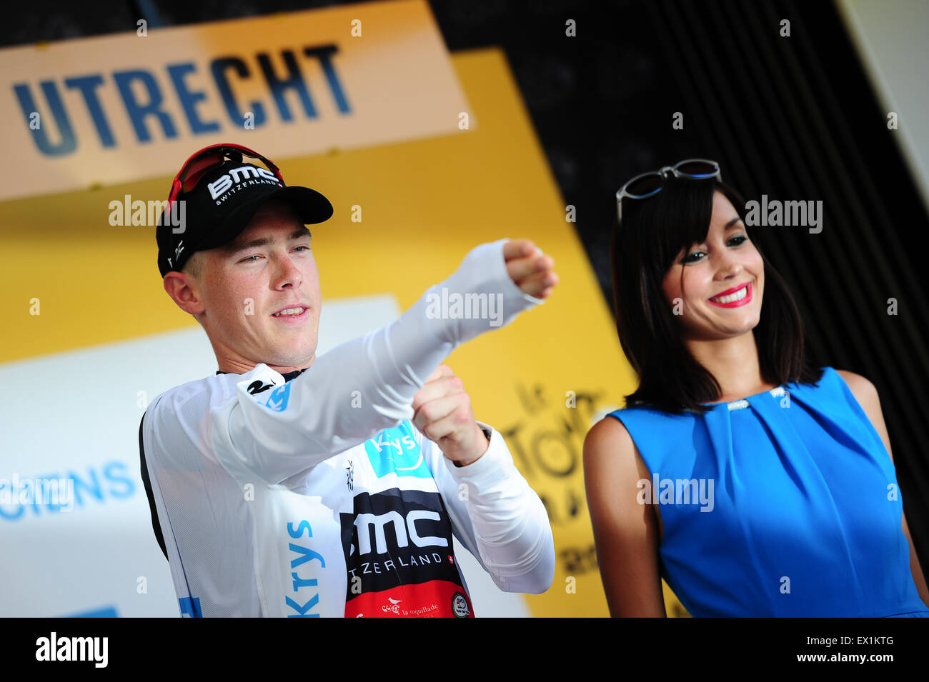 Utrecht, Niederlande. 4. Juli 2015. BMC Racing Team-Fahrer Rohan Dennis Australiens setzt auf das weiße Trikot nach dem Gewinn der Stufe 1 der Tour de France in Utrecht, Holland am 4. Juli 2015. Foto: Miroslav Dakov / Alamy Live News Stockfoto